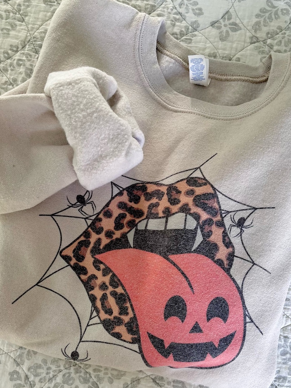 S Jerzees Halloween Leopard Lip & Jack-o'-Lantern Graphic Sweatshirt Cream